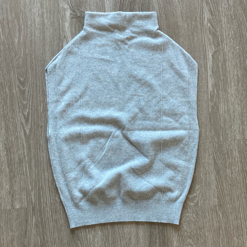 Club Monaco, size XS, heather gray, cashmere abhy sweater. Unworn.